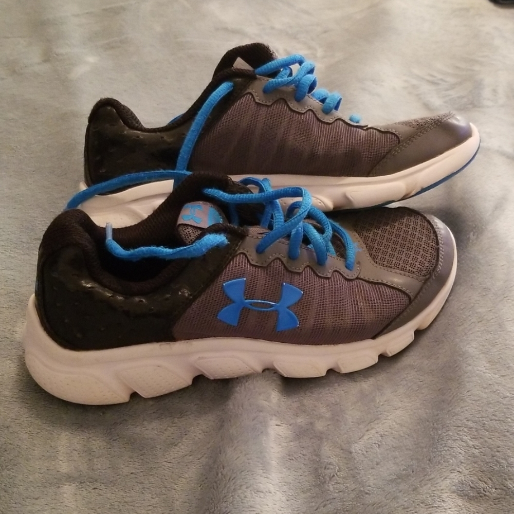 UA youth boys tennis shoes